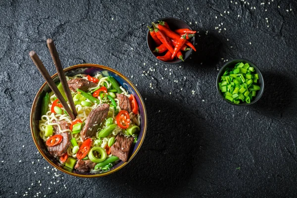 Mie Asia pedas dengan daging sapi dan sayuran — Stok Foto