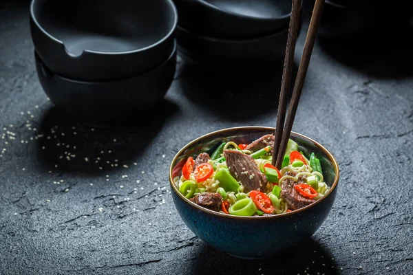 Mie Asia lezat dengan daging sapi dan sayuran — Stok Foto