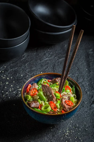 Mie Asia pedas dengan sayuran dan daging sapi — Stok Foto
