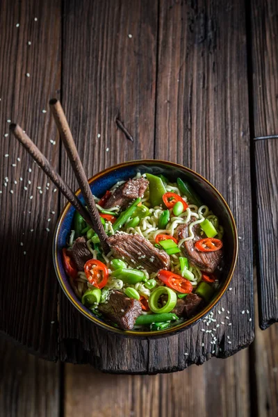 Mie Asia lezat dalam mangkuk gelap dengan sumpit — Stok Foto