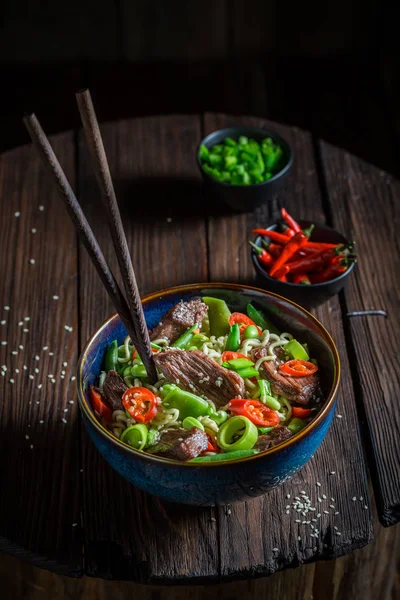 Mie Asia pedas dengan cabai daging sapi — Stok Foto