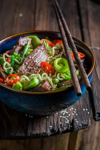 Menutup mie panas dalam mangkuk gelap dengan sumpit — Stok Foto