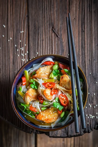 野菜、鶏肉、唐辛子のピリ辛麺 — ストック写真