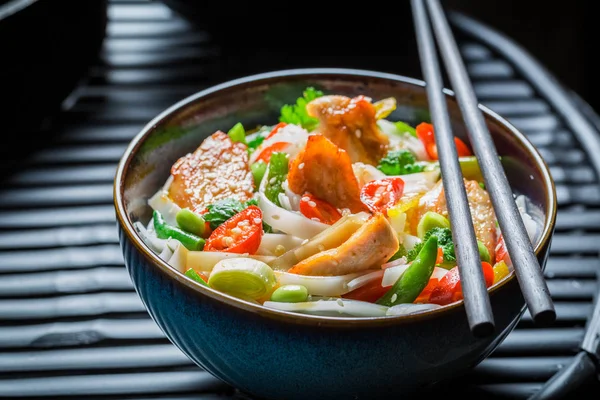 野菜、鶏肉、唐辛子の温麺 — ストック写真