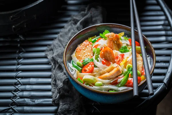 Mie lezat dengan sayuran, ayam dan cabai — Stok Foto