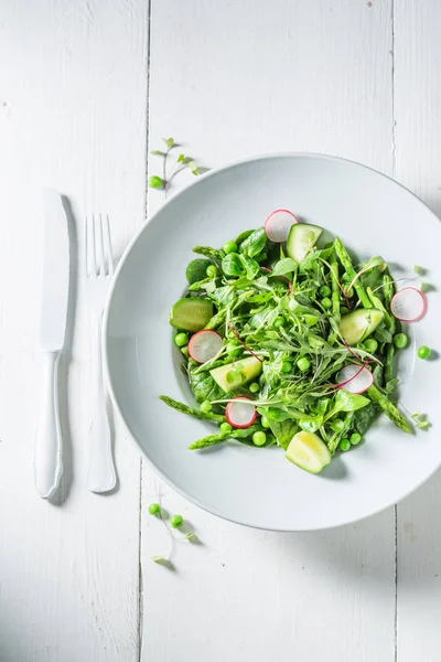 Домашний вегетарианский салат со шпинатом, редиской и спаржей — стоковое фото