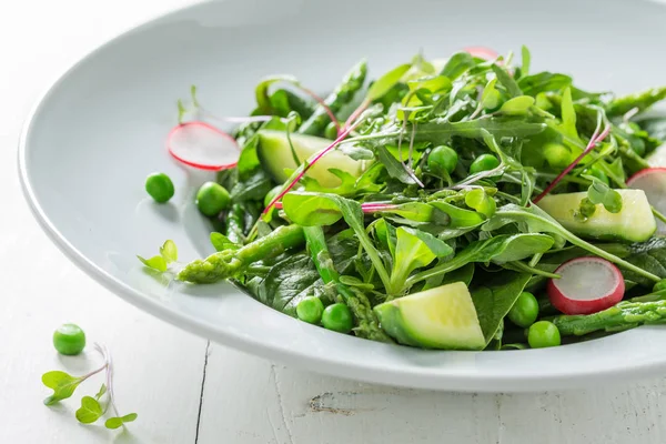 Свежий зеленый салат со шпинатом, редиской и спаржей — стоковое фото