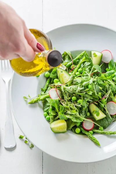 Здоровый зеленый салат со шпинатом, редиской и спаржей — стоковое фото