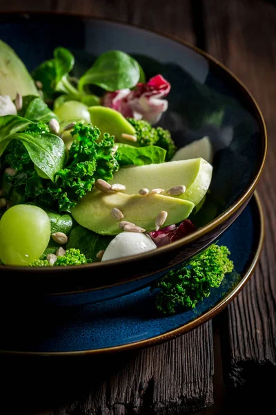 Insalata di cavolo riccio sana con mix di verdure e avocado — Foto Stock