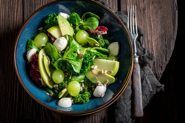 Insalata di cavolo fresco con mix di verdure e avocado — Foto Stock