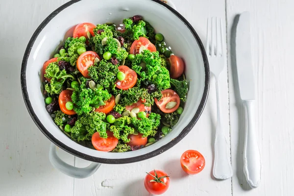 Grünkohlsalat voller Vitamine und Mineralstoffe — Stockfoto