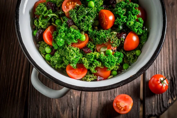 Салат з дієтичної капусти з зеленим горохом та вишневими помідорами — стокове фото