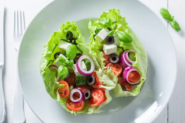 Frischer griechischer Salat mit Feta-Käse, schwarzen Oliven und Salat — Stockfoto