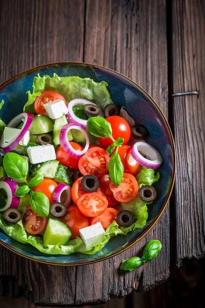 Kiraz domates, marul ve soğan ile lezzetli Yunan salatası — Stok fotoğraf