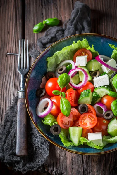 Греческий салат с сыром фета, черными оливками и салатом — стоковое фото