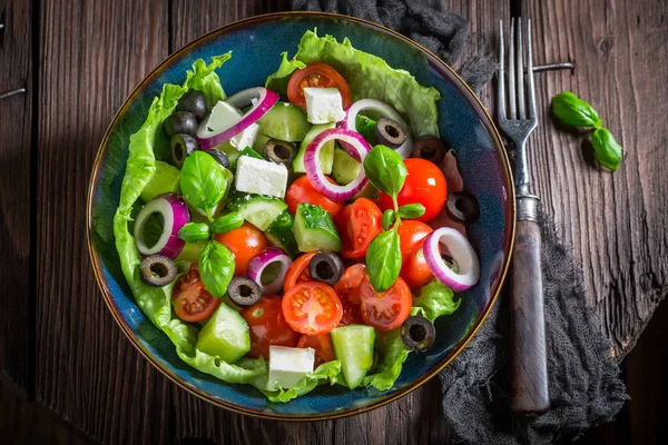 Deliciosa salada grega com tomate cereja, alface e cebola — Fotografia de Stock