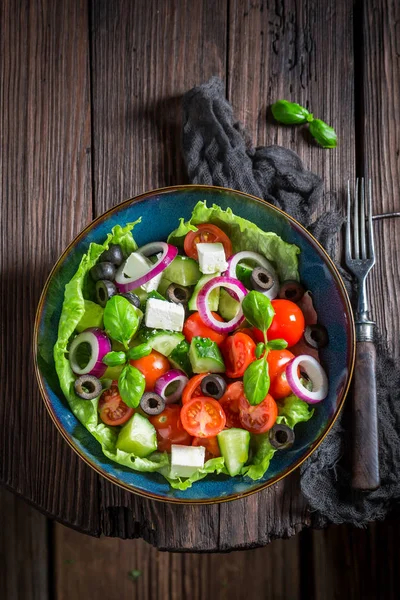 Барвисті грецький салат з листя салату, помідори Черрі і сиром Фета — стокове фото