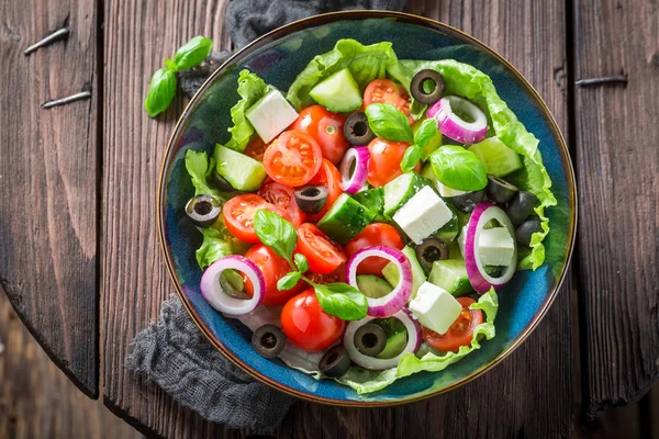 Griechischer Frühlingssalat mit Kirschtomaten, Salat und Zwiebeln — Stockfoto