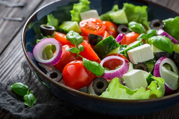 Salada grega saudável com queijo feta, azeitonas pretas e alface — Fotografia de Stock