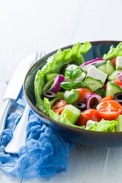 Salada grega saudável com tomate cereja, alface e cebola — Fotografia de Stock