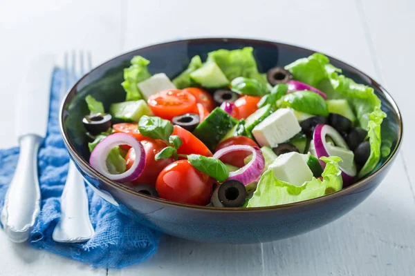 Здоровый греческий салат с салатом, помидорами черри и сыром фета — стоковое фото