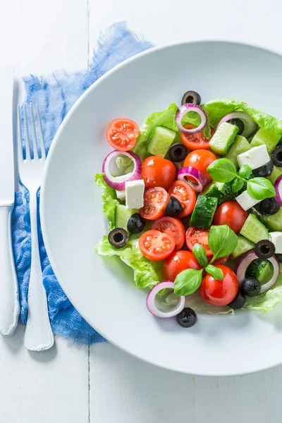 Salada grega clássica com tomate cereja, alface e cebola — Fotografia de Stock