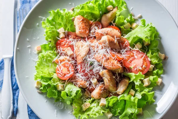 Läckra Caesarsallad med kyckling, körsbärstomater och parmesanost — Stockfoto