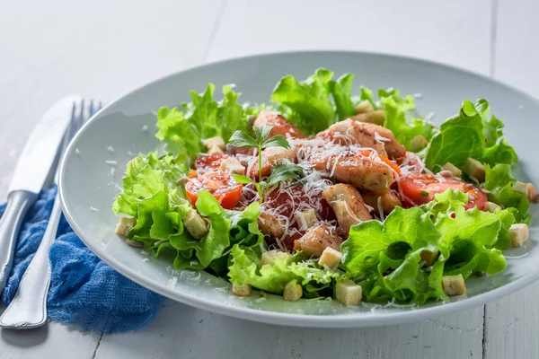 Fresh Caesar salad with chicken, cherry tomatoes and parmesan cheese — Stock Photo, Image