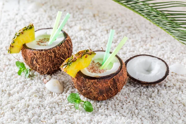 Tropical pinacolada in coconut in sunny day — Stock Photo, Image