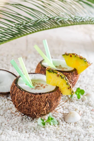 Pinacolada fresca al cocco con ananas e foglie di menta — Foto Stock
