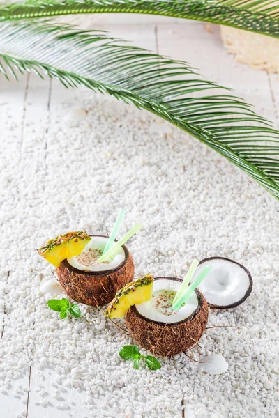 Tropiska pinacolada i kokos på sandstrand — Stockfoto