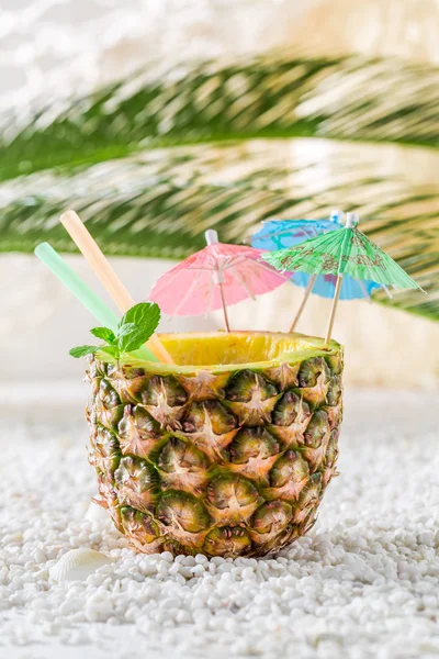 Délicieuse boisson à l'ananas sur une plage de sable — Photo