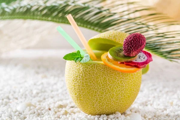 Bevande gustose in frutta fresca nella giornata di sole — Foto Stock