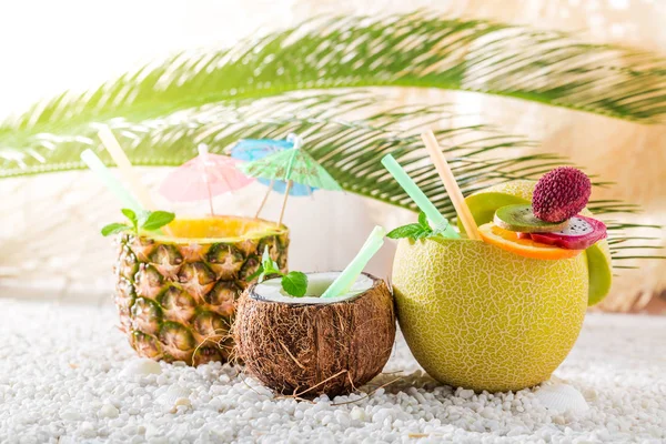 Goda drinkar i färsk frukt på sandstrand — Stockfoto
