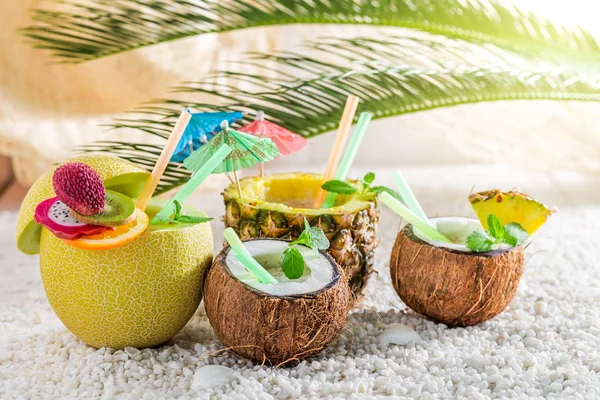 Taze meyve kokteyl şemsiyelerle tropikal içecekler — Stok fotoğraf