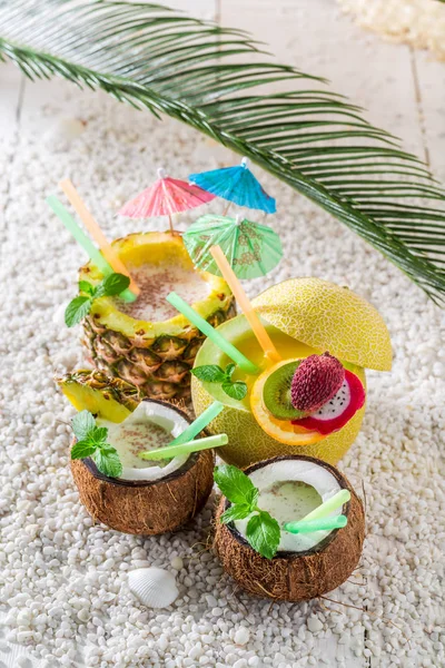 Bebidas exóticas en frutas frescas con paraguas de cóctel — Foto de Stock