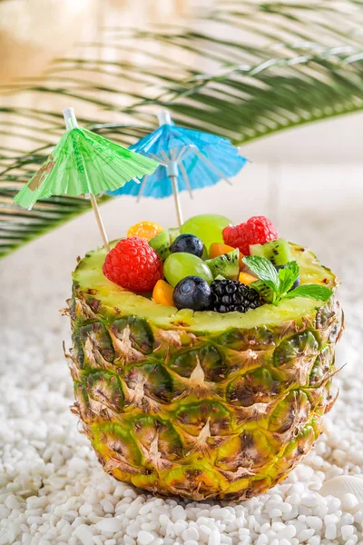 在鸡尾酒雨伞与菠萝甜的水果沙拉 — 图库照片