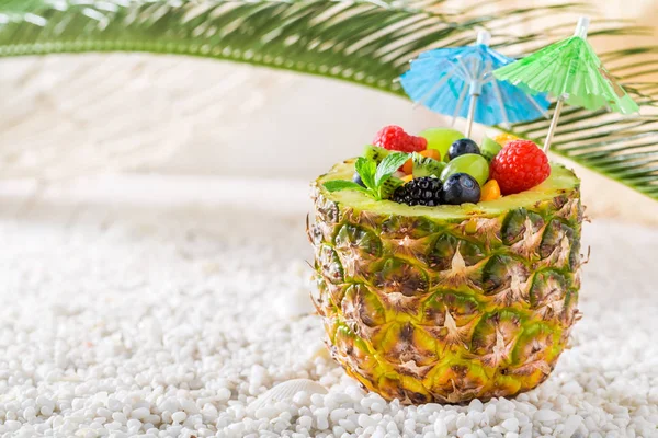 在沙滩上的菠萝甜的水果沙拉 — 图库照片