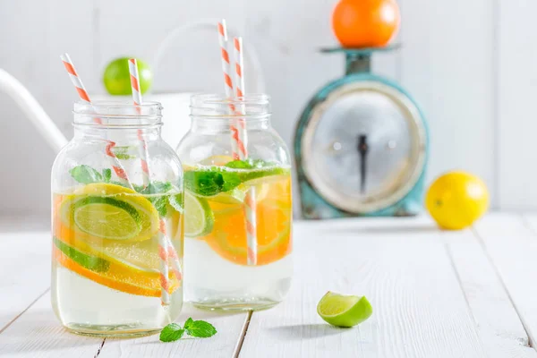 Acqua sana con foglie di menta e agrumi — Foto Stock