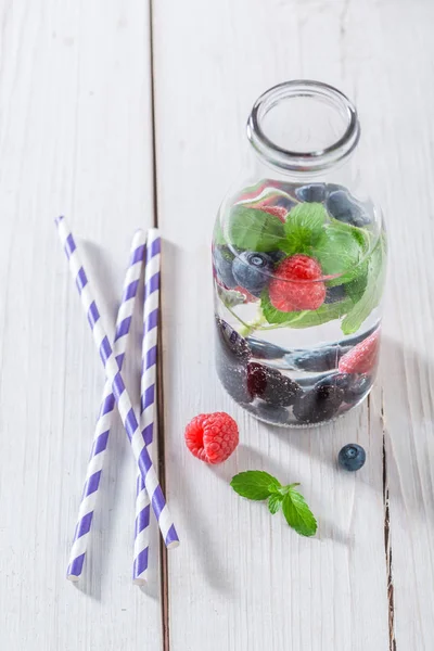 Gesunde Limonade in Flasche mit Beeren und Minzblättern — Stockfoto