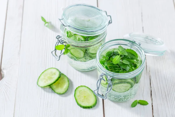 Agua sana en frasco con menta y pepino fresco — Foto de Stock