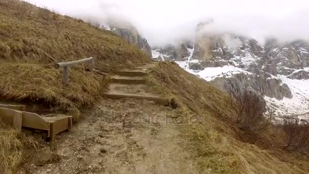 Bergpad in Passo Gardena in de bergen van de Dolomieten, Zuid-Tirol, Italië — Stockvideo