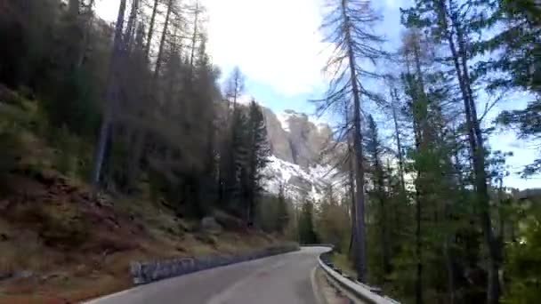 查看从山，白云岩，阿尔卑斯山在蜿蜒的道路上驾驶汽车 — 图库视频影像