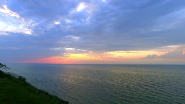 Pôr do sol calmo sobre o mar Báltico no verão — Vídeo de Stock