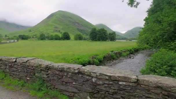 Onverharde weg en een muur over een stroom in het Lake District, Verenigd Koninkrijk — Stockvideo