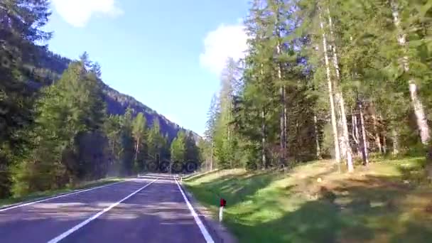 Οδήγηση αυτοκινήτου στους φιδωτούς δρόμους σε Δολομίτες την πρώιμη άνοιξη, Άλπεις — Αρχείο Βίντεο