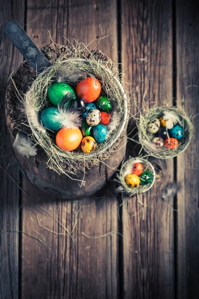 Οικολογικά τα αυγά για το Πάσχα στο ξύλινο μικρό κοτέτσι — Φωτογραφία Αρχείου