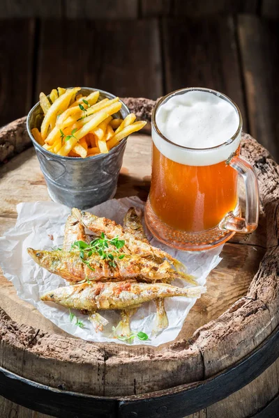 Saporito pesce e patatine fritte con birra fredda — Foto Stock