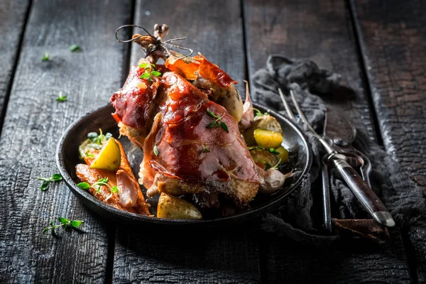 Grilled pheasant with bacon and spices and vegetables — Stock Photo, Image