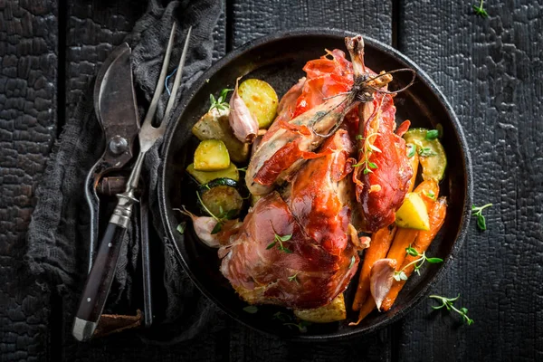 Faisán fresco con tocino y especias y verduras —  Fotos de Stock